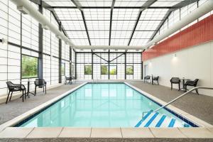 Bazén v ubytování Hampton Inn Long Island/Islandia nebo v jeho okolí
