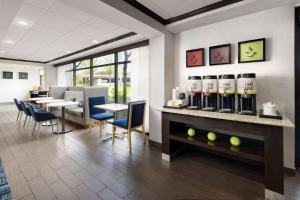 Příslušenství pro přípravu čaje a kávy v ubytování Hampton Inn Long Island/Islandia