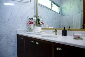 a bathroom with two sinks and a mirror at Bosque Encantado in Beire +29 photos