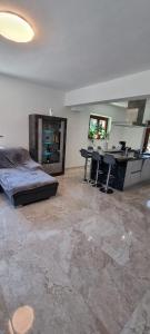 コルトーナにあるAgriturismo - La capra amalteaの部屋にベッドと机がある寝室