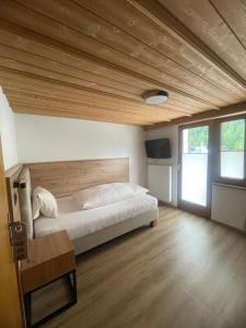 Postel nebo postele na pokoji v ubytování Hotel Edi