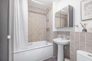 Koupelna v ubytování Windsor 10 Mins - 3 Bedrooms, 2 Bathrooms House with Parking + 13 fotografií