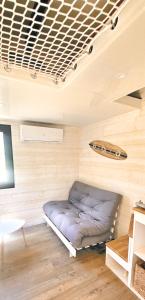- un lit dans une chambre avec plafond dans l'établissement Tiny House - Mas du Soleil, à Bagnols-sur-Cèze 22 autres photos