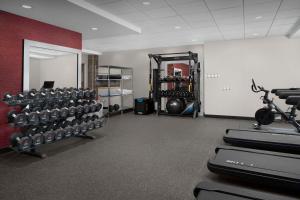 una palestra con un sacco di attrezzature in una stanza di Home2 Suites By Hilton Poughkeepsie a Poughkeepsie