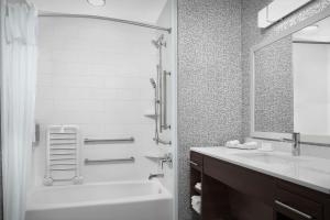 Vannituba majutusasutuses Home2 Suites By Hilton Poughkeepsie