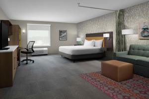 una camera d'albergo con un letto, un divano e una scrivania di Home2 Suites By Hilton Poughkeepsie a Poughkeepsie Altre 27 foto