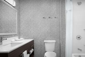 Vannituba majutusasutuses Home2 Suites By Hilton Poughkeepsie