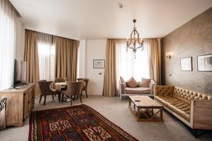 TV a/nebo společenská místnost v ubytování Shirvanshah Hotel