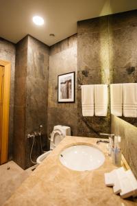 Koupelna v ubytování Shirvanshah Hotel + 37 fotografií