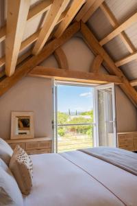Ένα ή περισσότερα κρεβάτια σε δωμάτιο στο Spacious Post-and-Beam Marvel in quiet McGregor