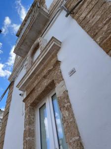 a window on a white building with at L’Edicola Votiva in Casarano