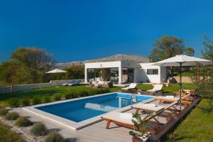 Bazén v ubytovaní Luxury Villa Luminosa alebo v jeho blízkosti