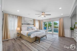 Giường trong phòng chung tại 8BR w Heated Pool Waterview - Close to Beach +37 ảnh