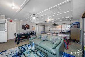 TV/trung tâm giải trí tại 8BR w Heated Pool Waterview - Close to Beach