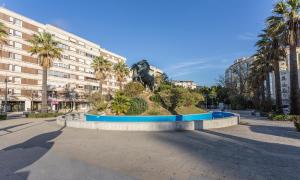 a statue of a man riding a horse in front of a building at Plaza Caballo 3 Dormitorios Vistas in Jerez de la Frontera
