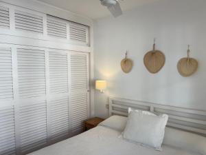 ES CASTELL 1 6 by SOM Menorca客房内的一张或多张床位