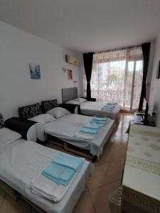Postel nebo postele na pokoji v ubytování Сънсет бийч 3