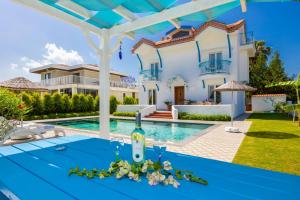 Bazén v ubytování Villa Blue Island nebo v jeho okolí