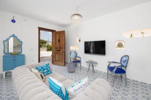 TV a/nebo společenská místnost v ubytování Villa Blue Island