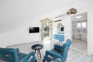 TV a/nebo společenská místnost v ubytování Villa Blue Island