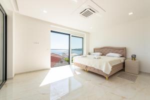 A bed or beds in a room at Seaview Villa A`More with heated pool Még 62 kép