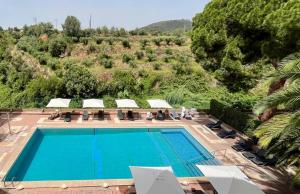 an overhead view of a swimming pool at a resort at Balneari Termes Victòria in Caldes de Montbui