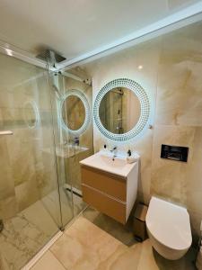 ein Badezimmer mit Toilette, Waschbecken und Dusche in der Unterkunft White Sea Studio Premium in Mamaia Nord – Năvodari