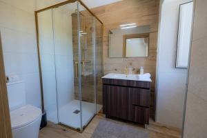 Ένα μπάνιο στο Cruzeiros Guest House, piscina, jacuzi, grupos