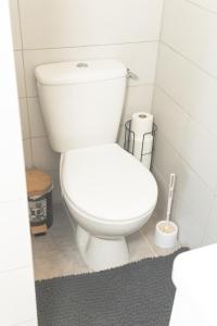 ein Badezimmer mit einer weißen Toilette in einem Zimmer in der Unterkunft Cloud Nine, 5mins ORLY Airport in Athis-Mons + 52 Fotos