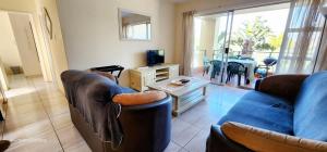 ラムスゲイトにあるRamsgate Palms 67 - Sleeps 4のソファ、テレビ、テーブルのあるリビングルーム