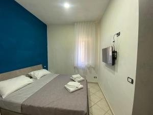 um quarto com uma cama com duas toalhas em Appartamento Orchidea em Nápoles
