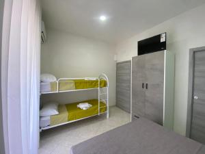 um pequeno quarto com um beliche e uma televisão em Appartamento Orchidea em Nápoles