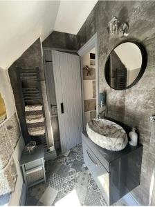 Beautiful Character Cottage - with Hot Tub في بودمين: حمام مزود بحوض ومِرآة