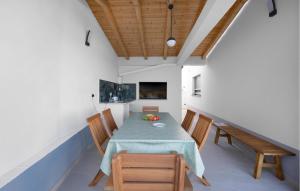 ein Esszimmer mit Tisch und Stühlen in der Unterkunft Beautiful Home In Sevid in Sevid