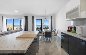 eine Küche und ein Esszimmer mit Blick auf das Meer in der Unterkunft Beautiful Home In Sevid in Sevid