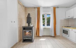 Kuchyňa alebo kuchynka v ubytovaní 3 Bedroom Lovely Apartment In Sibenik
