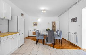 Kuchyňa alebo kuchynka v ubytovaní 3 Bedroom Lovely Apartment In Sibenik