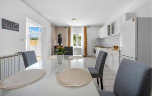 Kuchyňa alebo kuchynka v ubytovaní 3 Bedroom Lovely Apartment In Sibenik