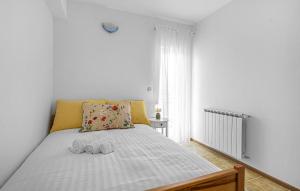 Posteľ alebo postele v izbe v ubytovaní 3 Bedroom Lovely Apartment In Sibenik