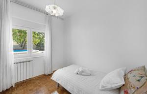 Posteľ alebo postele v izbe v ubytovaní 3 Bedroom Lovely Apartment In Sibenik
