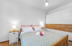 Posteľ alebo postele v izbe v ubytovaní 3 Bedroom Lovely Apartment In Sibenik