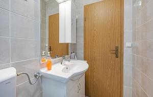 Kúpeľňa v ubytovaní 3 Bedroom Lovely Apartment In Sibenik
