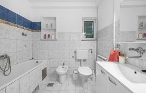 Kúpeľňa v ubytovaní 3 Bedroom Lovely Apartment In Sibenik