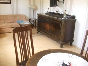 een woonkamer met een oude houten kast en een tafel bij Fewo im Neuseenland 2 in Rötha