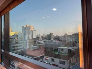 una finestra con vista sulla città di Hongdae sub 1min a Seul