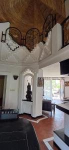 Sali PoulangにあるVILLA TABARA HOTEL LA TERANGA Saly Senegalの木製の天井とテーブルのあるリビングルーム +25枚の写真