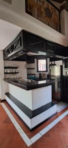Sali PoulangにあるVILLA TABARA HOTEL LA TERANGA Saly Senegalのキッチン(カウンタートップ付)