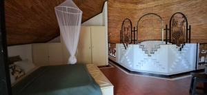 a room with a bathroom with a bed and a curtain at VILLA TABARA HOTEL LA TERANGA Saly Senegal in Sali Poulang +25 photos