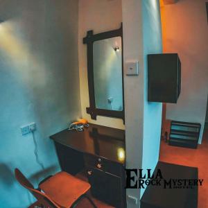 Un baño con un tocador con espejo y una silla. en Ella Rock Mystery Guest, en Ella
