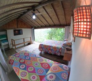 Postel nebo postele na pokoji v ubytování Chalé Bonito Pousada em Paraty - Acomodações Privativas e Completas - Natureza - Wi-fi - TV - Garagem